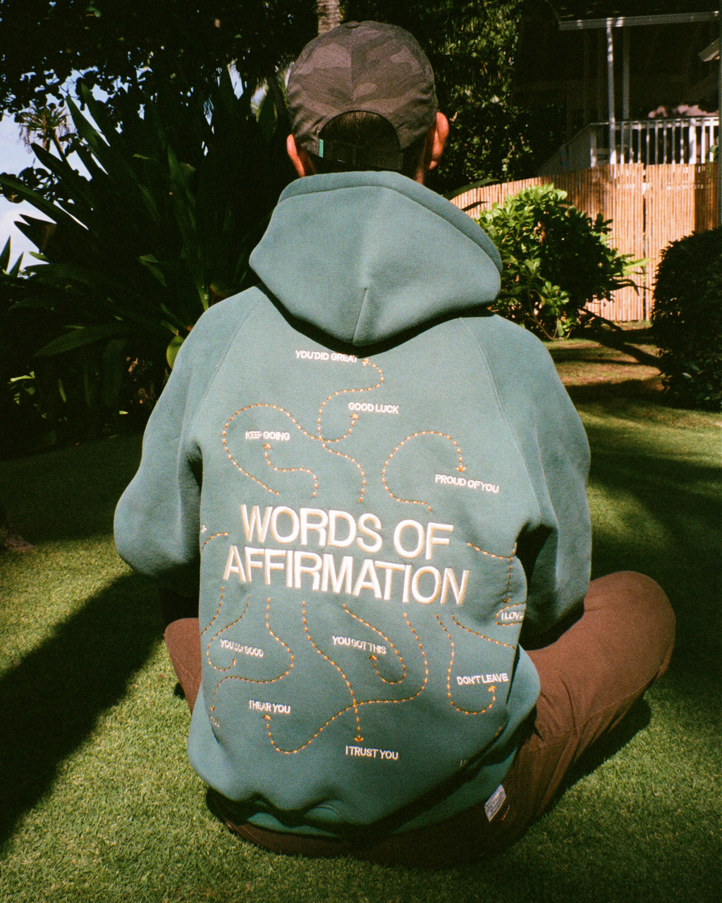 "Words of Affirmation" oversized lyxhuvtröja i grönt