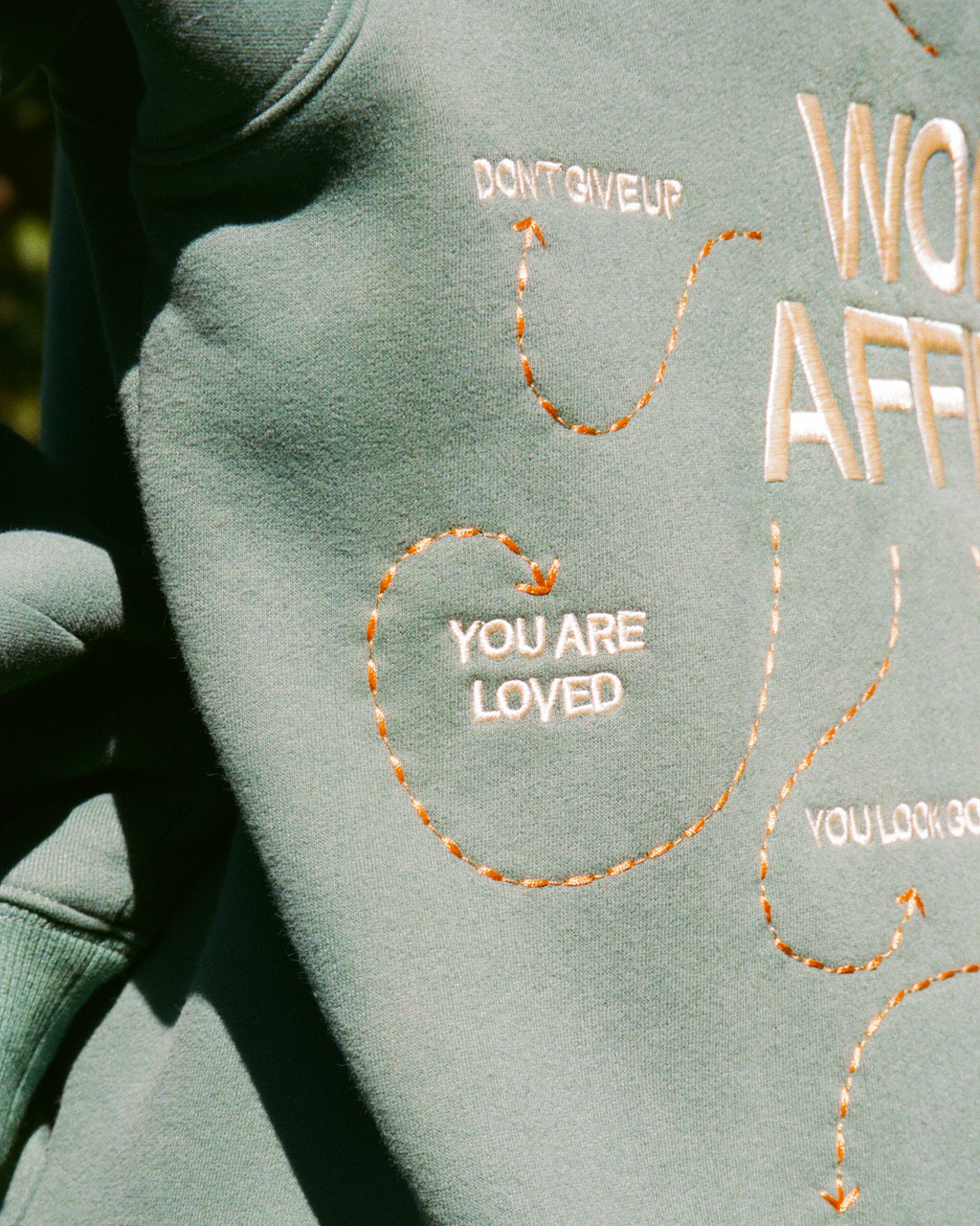 "Words of Affirmation" oversized lyxhuvtröja i grönt