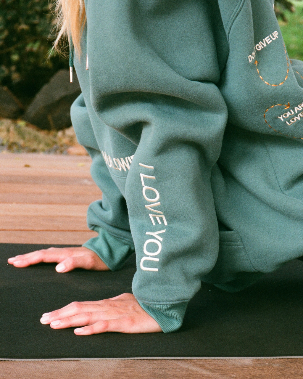 "Words of Affirmation" oversized lyxhuvtröja i grönt