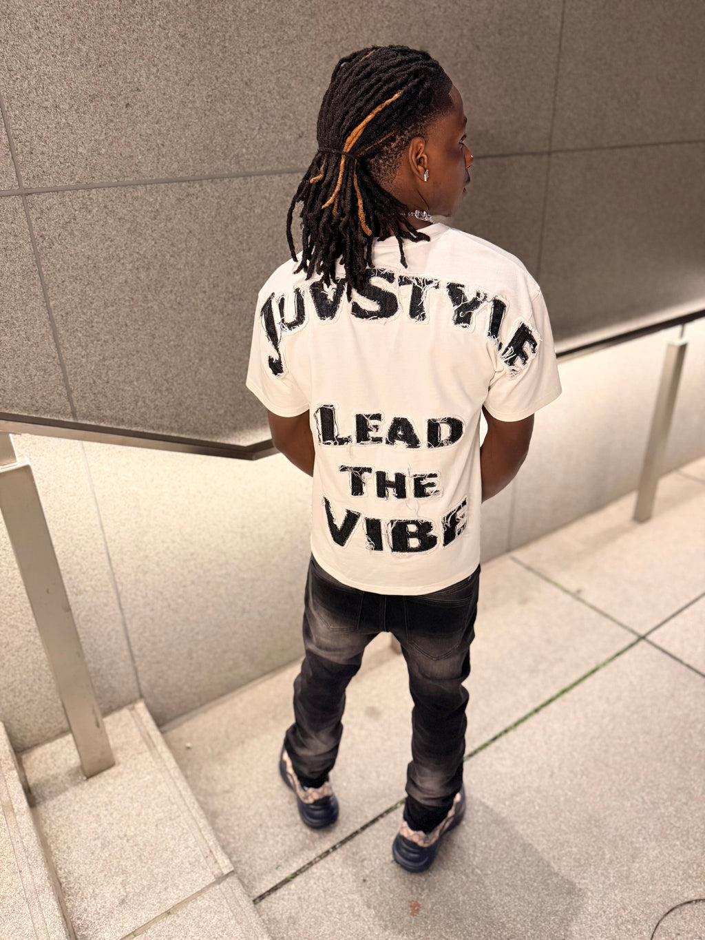 Lead The Vibe Tee zwart