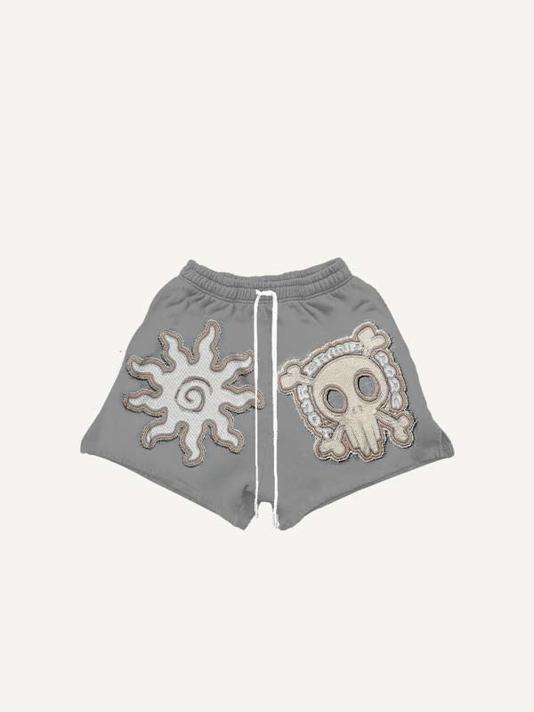 Shorts con coulisse in vita e stampa effetto toppa di teschio e grafica