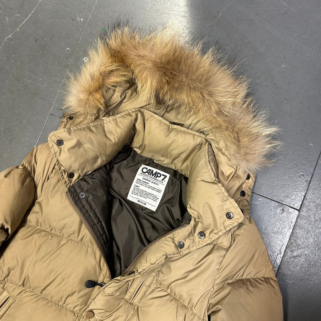 Sista storlekar: Dunjacka med pälskrage i beige