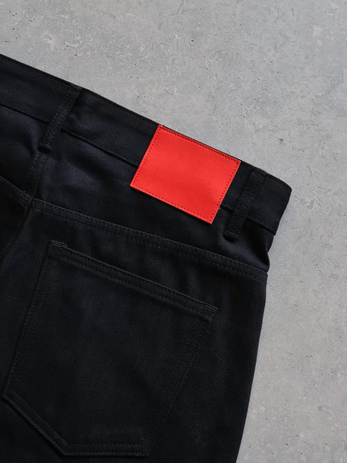 Onyxsvarta påsiga jeans