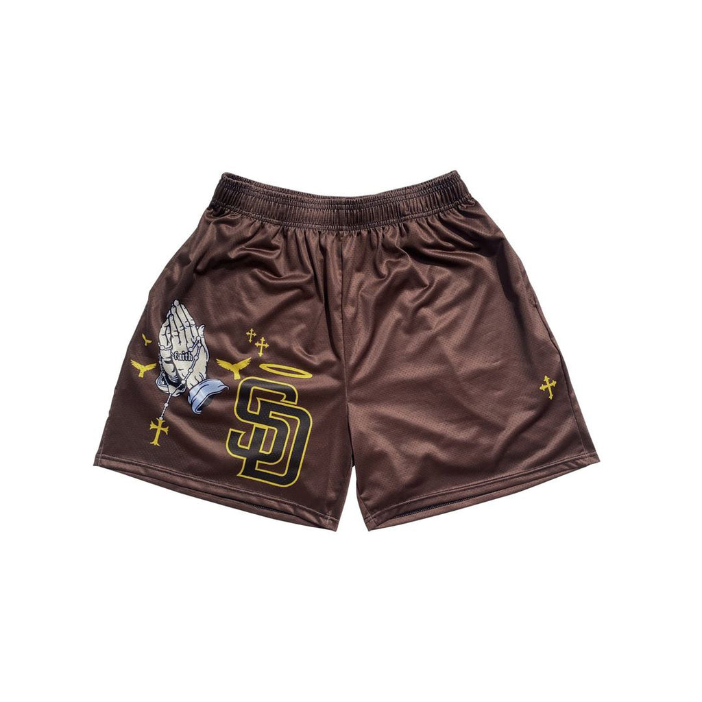 Pantaloncini a rete color cioccolato con stampa grafica di Padre e mani in preghiera