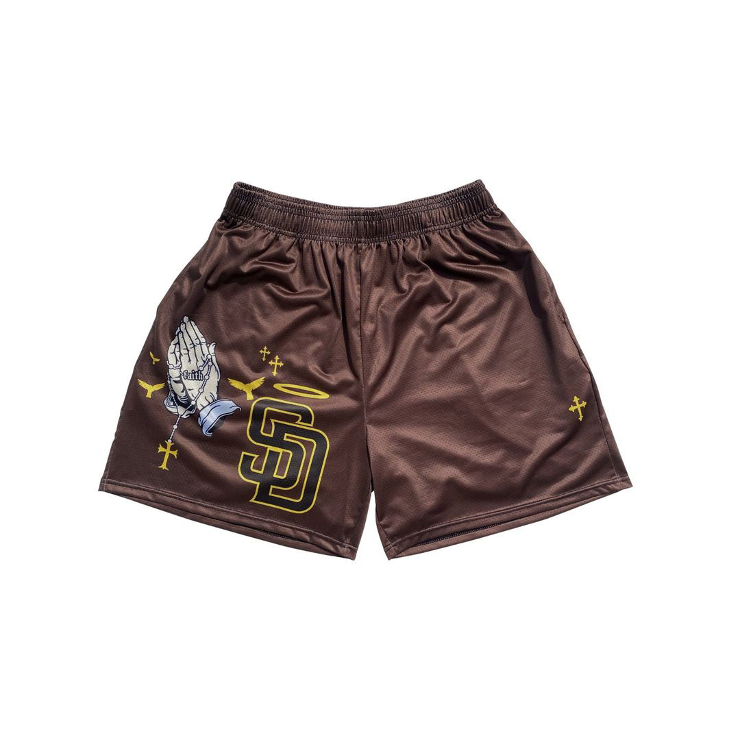 Pantaloncini a rete color cioccolato con stampa grafica di Padre e mani in preghiera