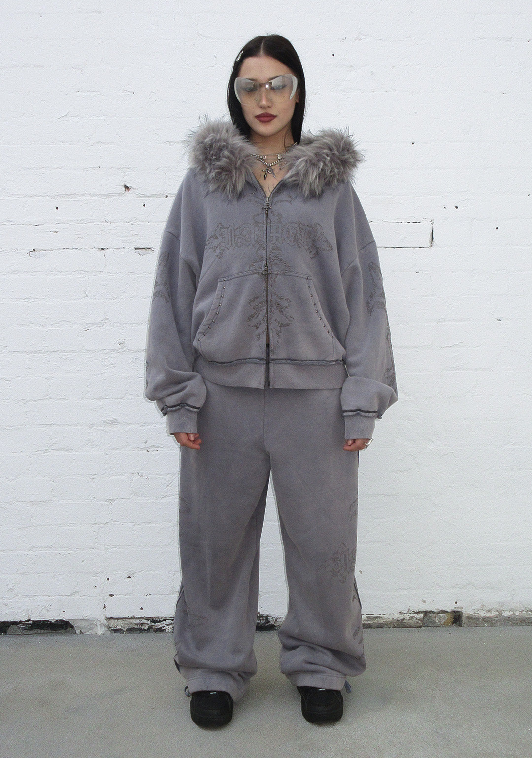 FERAL SWEATPANTS MET NIETEN, OVERSIZED, GEWASSEN GRIJS