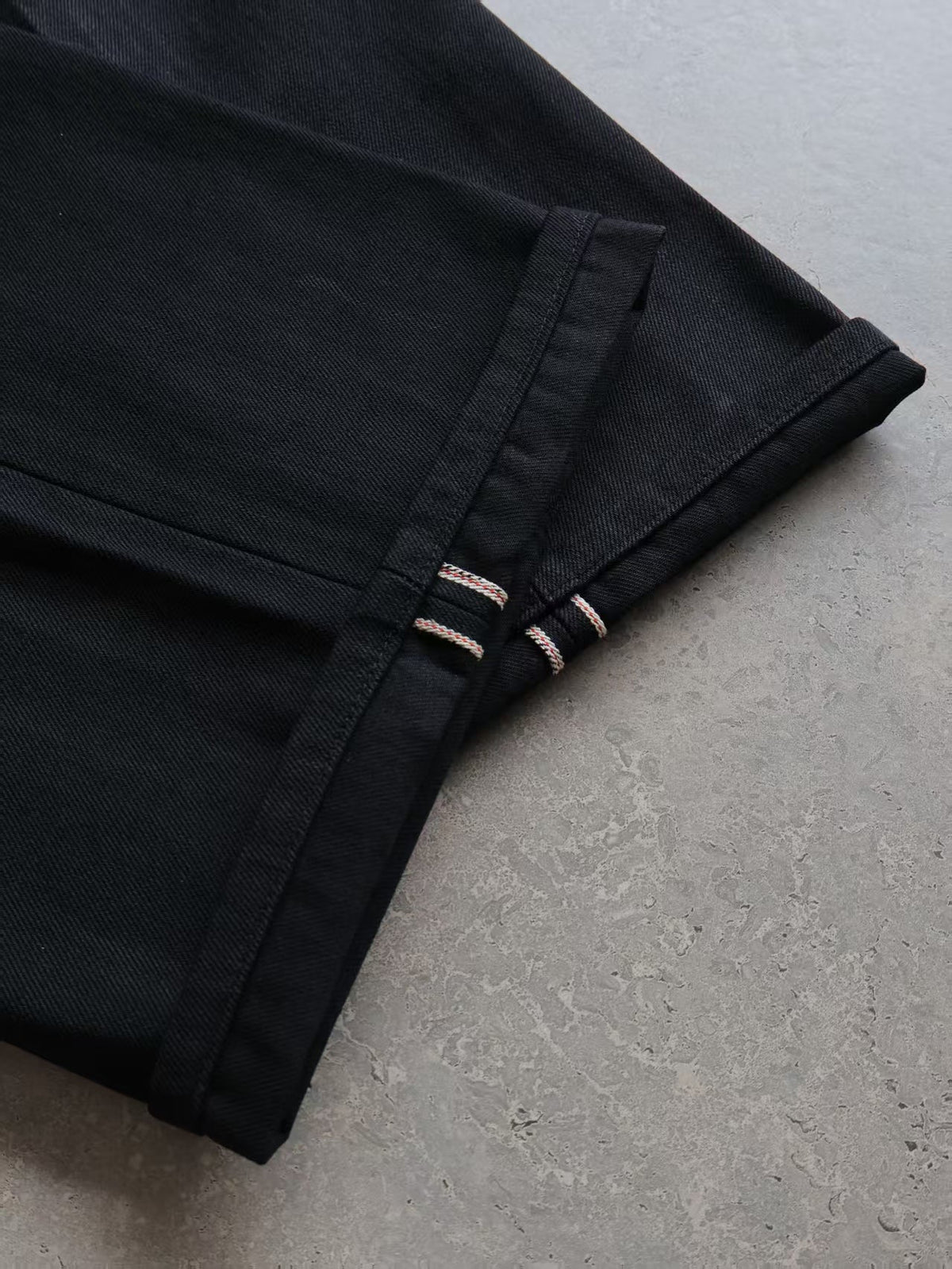 Onyxsvarta påsiga jeans