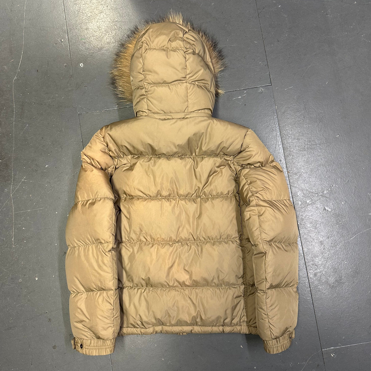 Sista storlekar: Dunjacka med pälskrage i beige