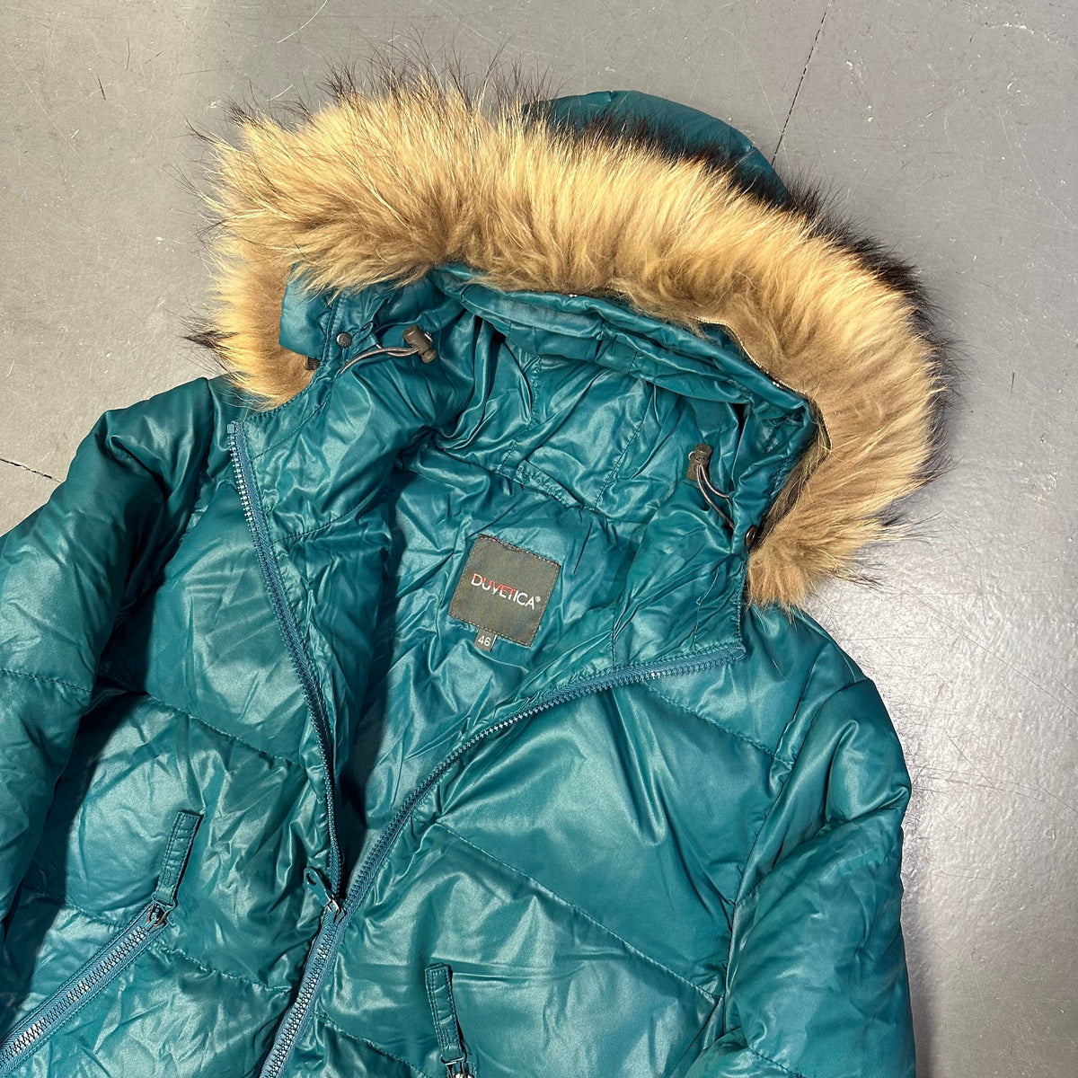 Laatste maten: donsjas met bontkraag in blauw