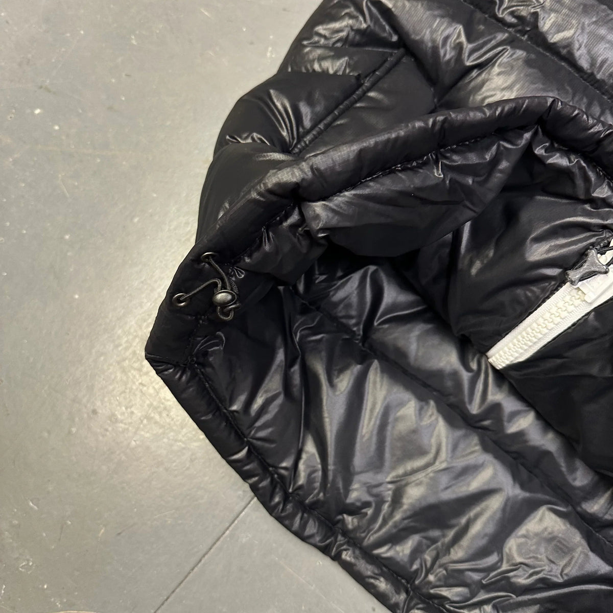 Laatste maten: donsjas met bontkraag in zwart