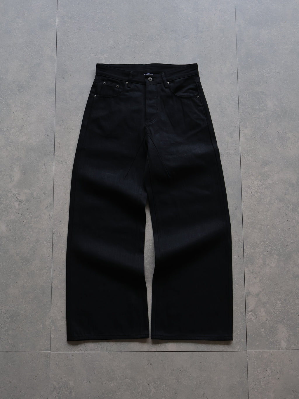 Onyxsvarta påsiga jeans