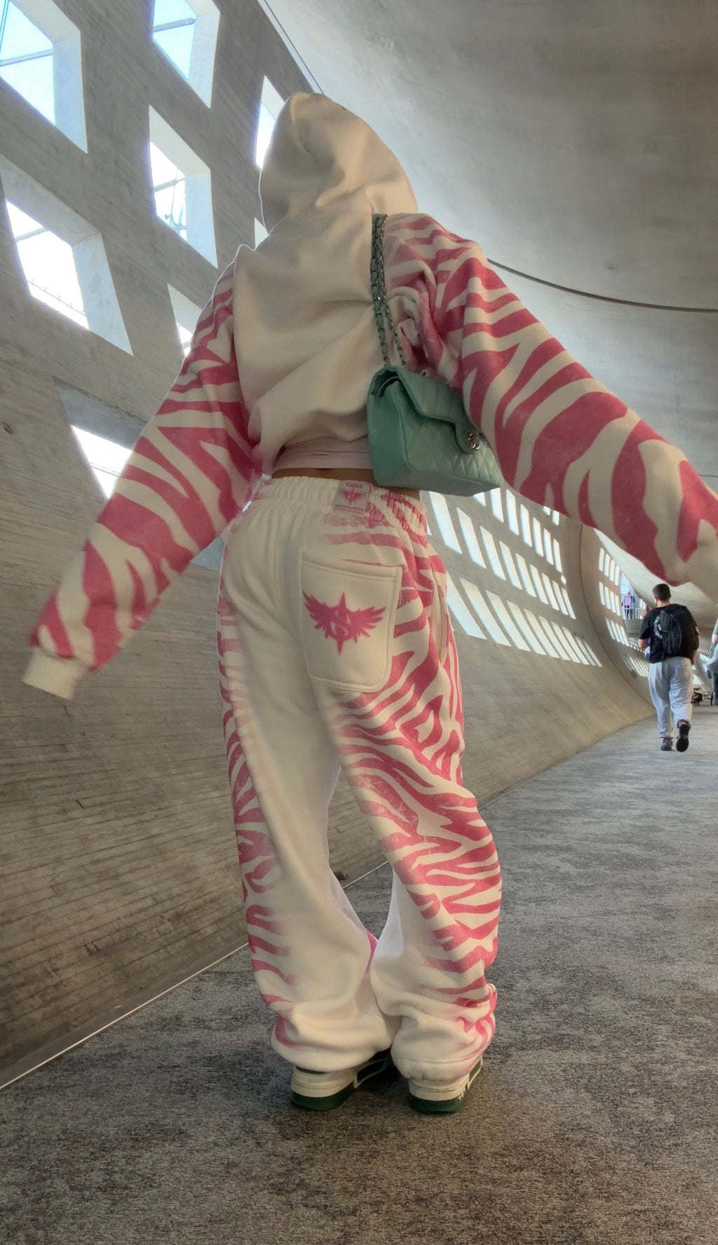 Pantaloni della tuta effetto coperta zebrata rosa