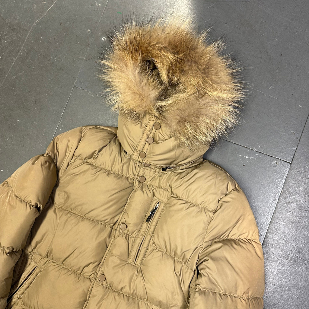 Sista storlekar: Dunjacka med pälskrage i beige