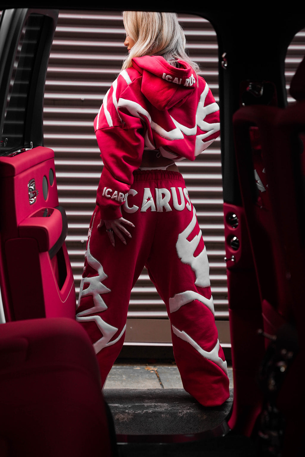 Rotes Sweatshirt mit Strasssteinen