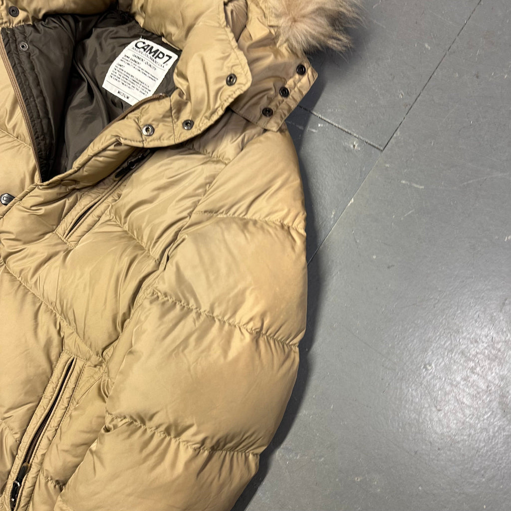 Sista storlekar: Dunjacka med pälskrage i beige