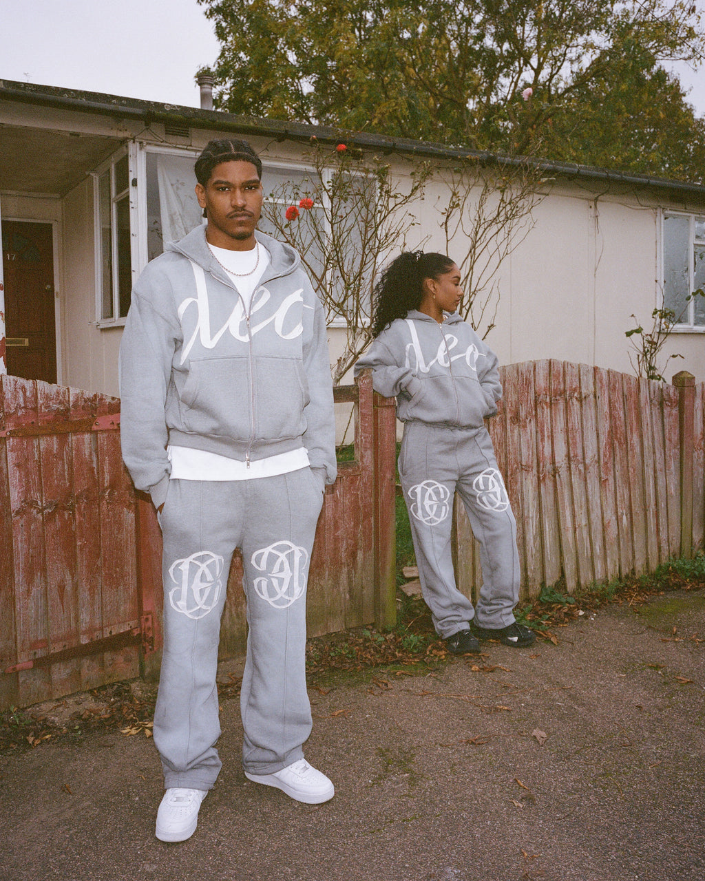 DEO JOGGINGHOSE IM DISTRESSED-LOOK GRAU