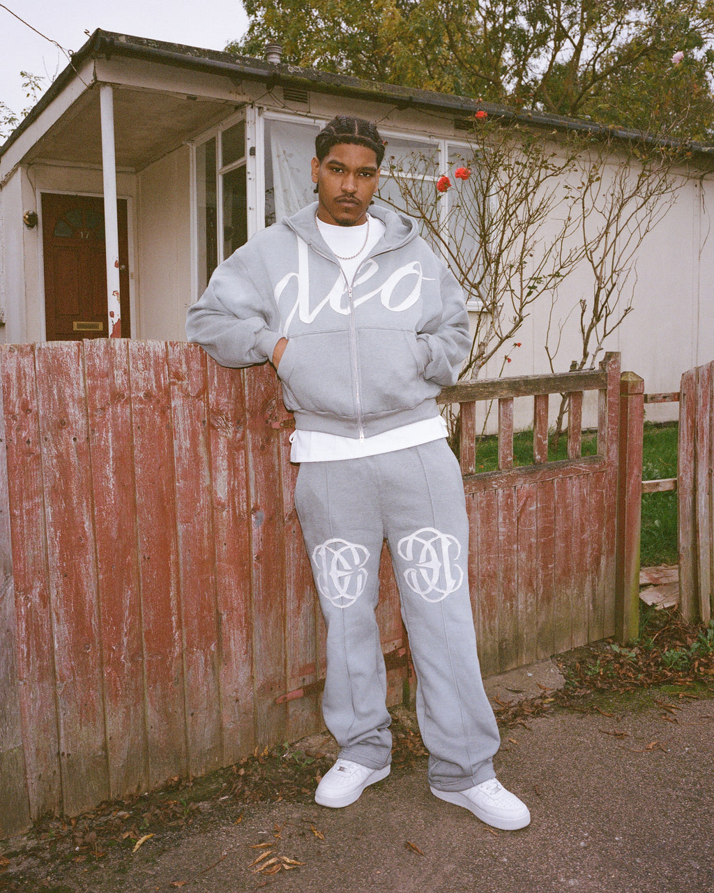DEO JOGGINGHOSE IM DISTRESSED-LOOK GRAU
