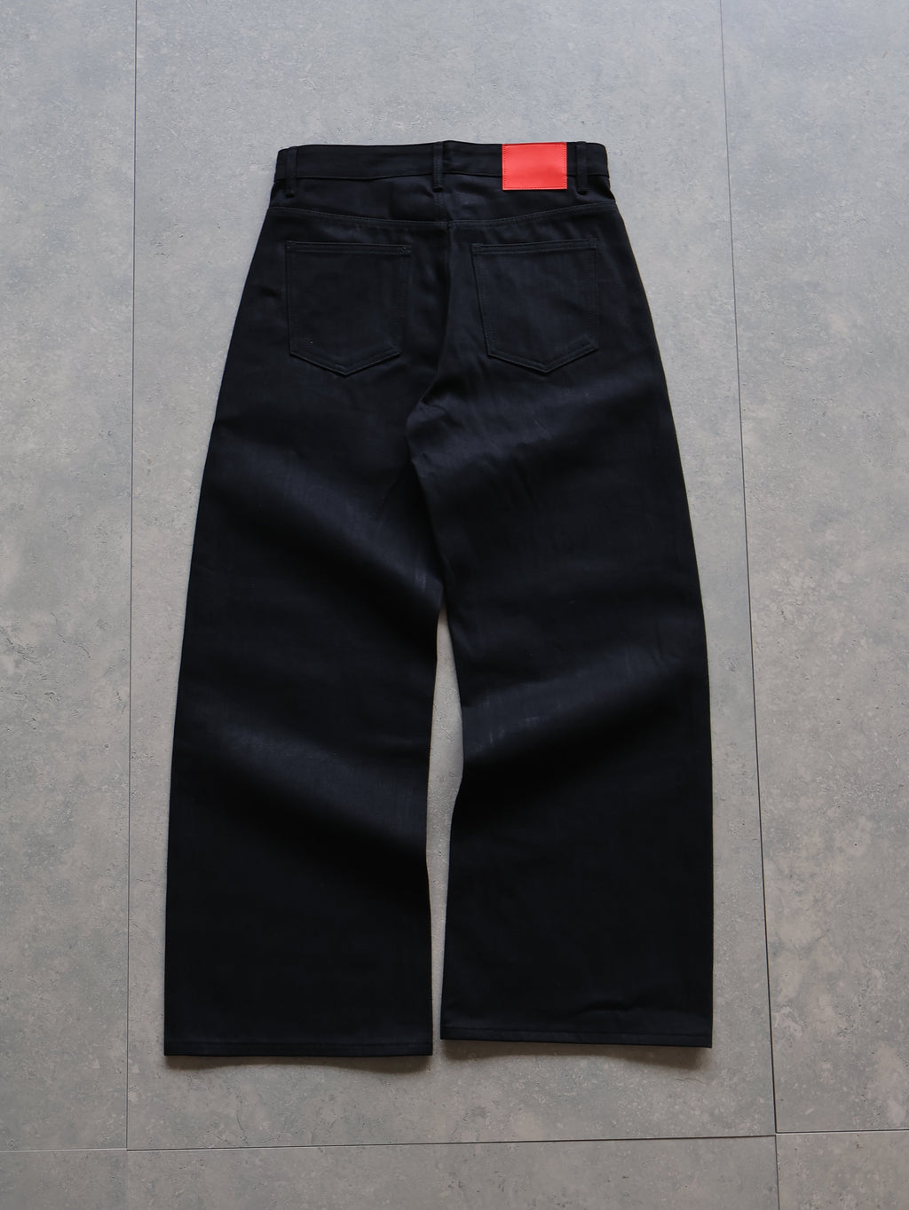 Onyxsvarta påsiga jeans