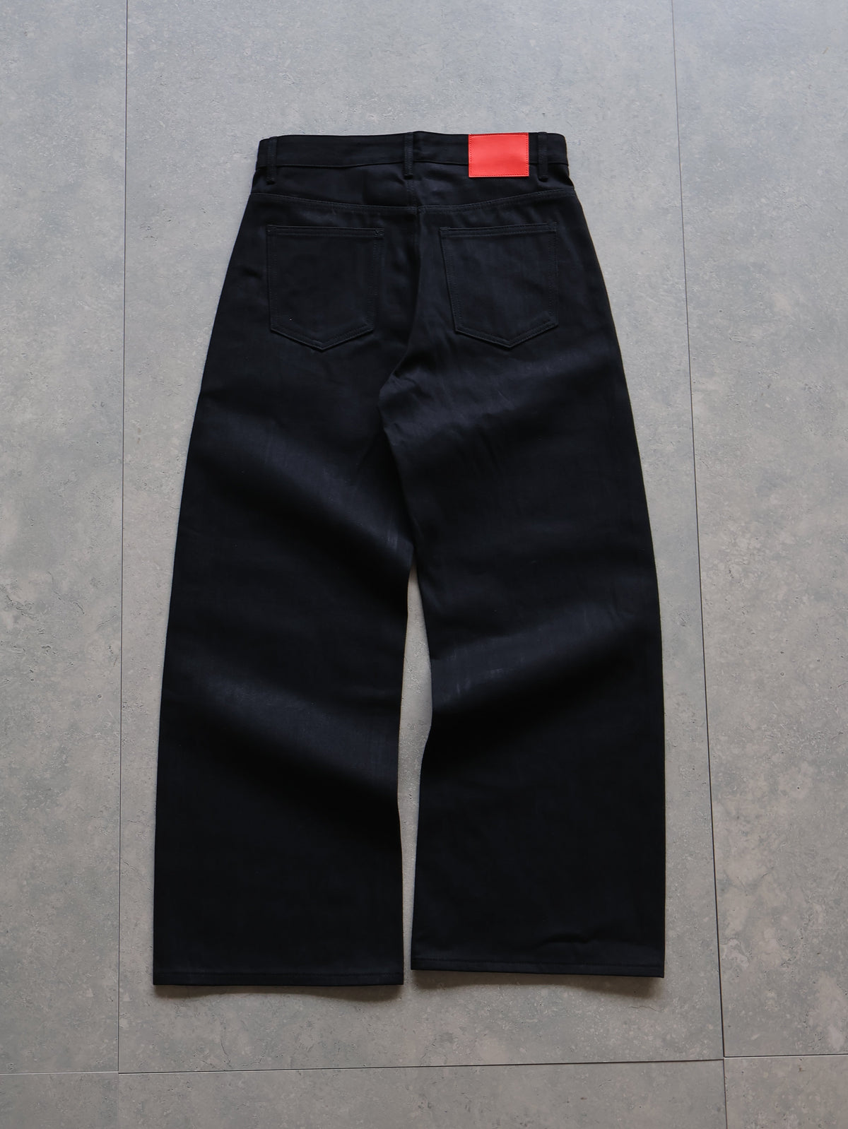 Onyxsvarta påsiga jeans