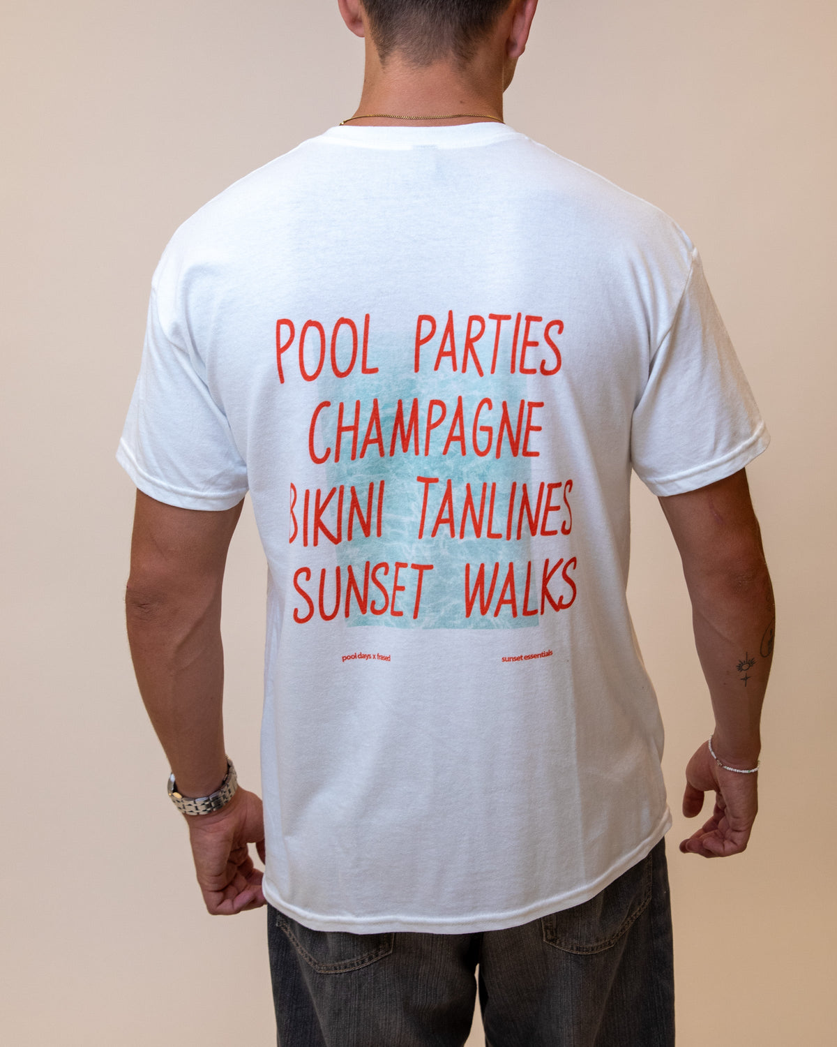 FÊTES À LA PISCINE. CHAMPAGNE. MARQUES DE BRONZAGE EN BIKINI. BALADES AU COUCHER DU SOLEIL.