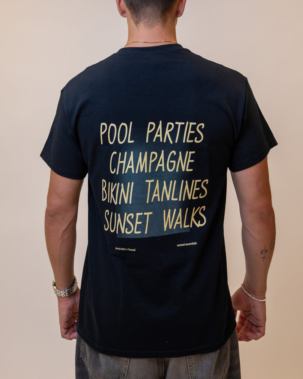 FÊTES À LA PISCINE. CHAMPAGNE. MARQUES DE BRONZAGE EN BIKINI. BALADES AU COUCHER DU SOLEIL.