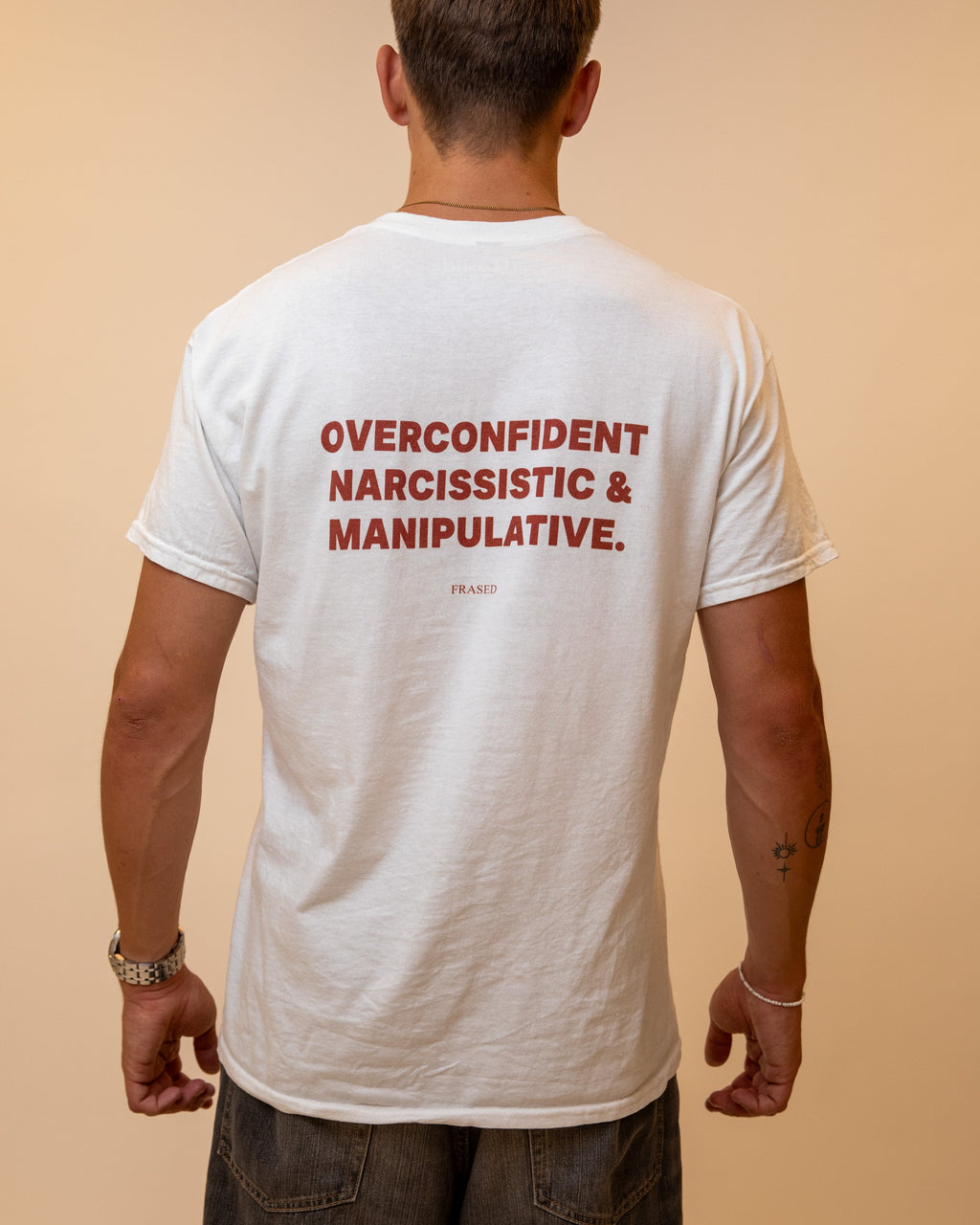 TROP CONFIANT, NARCISSIQUE ET MANIPULATEUR.