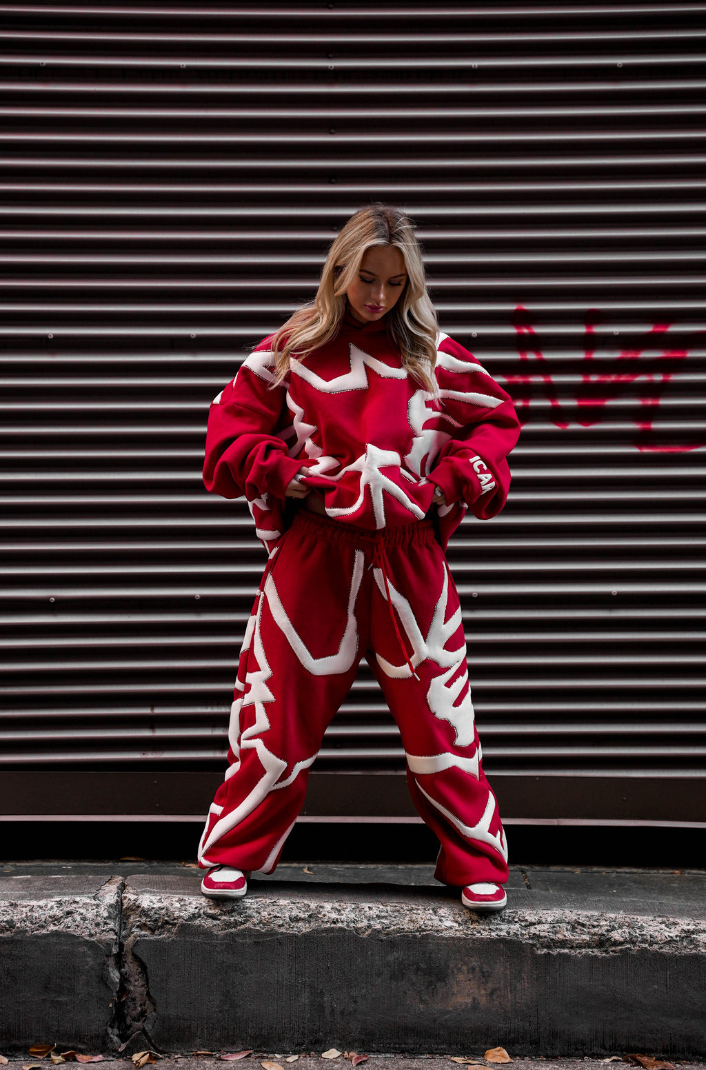 Rotes Sweatshirt mit Strasssteinen