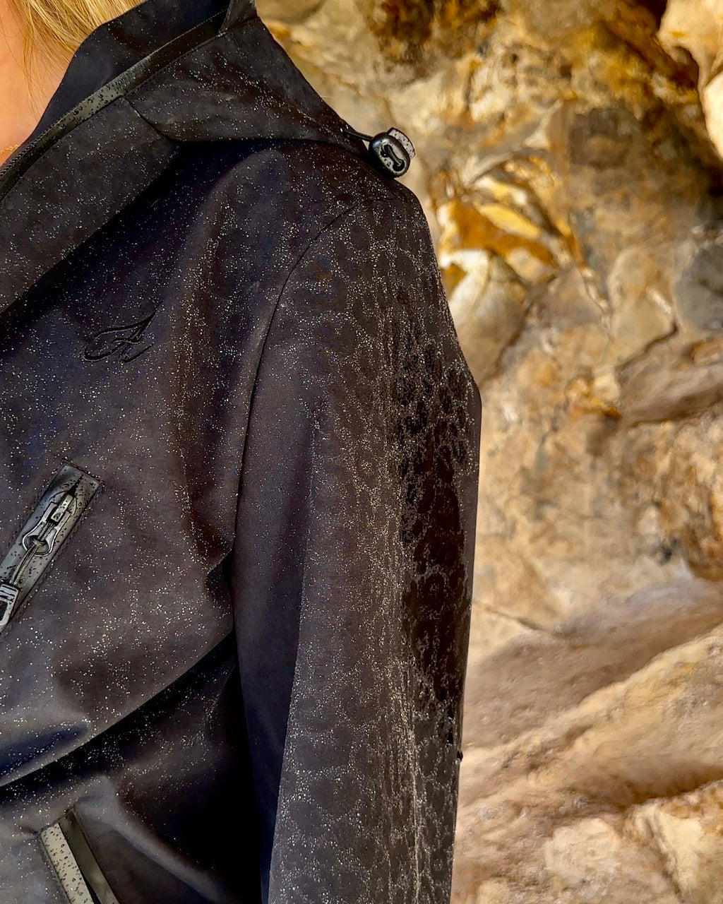 GIACCA ANTIPIOGGIA LEOPARDATA REATTIVA ALL'ACQUA - NERA