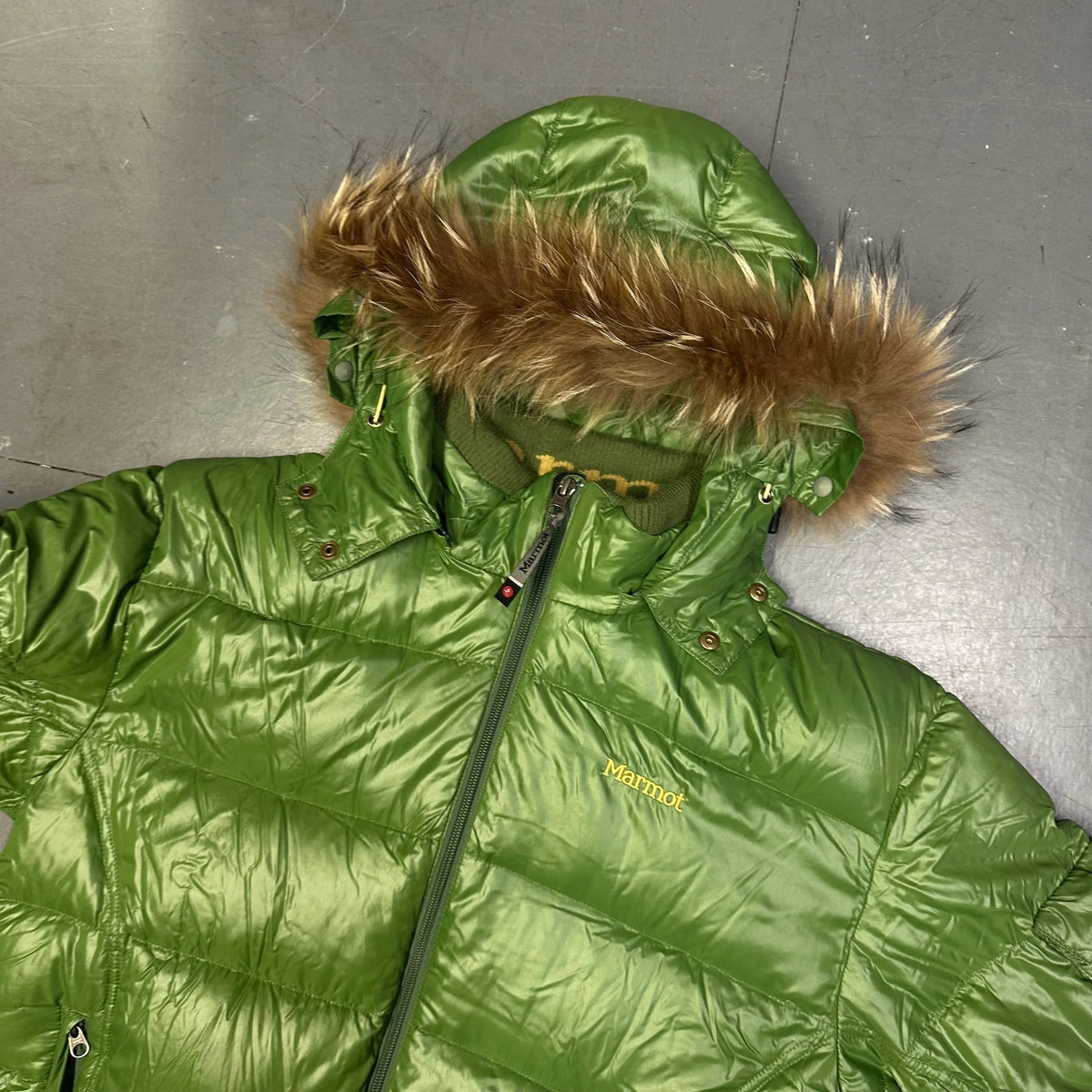Laatste maten: gewatteerde jas met bontcapuchon in groen
