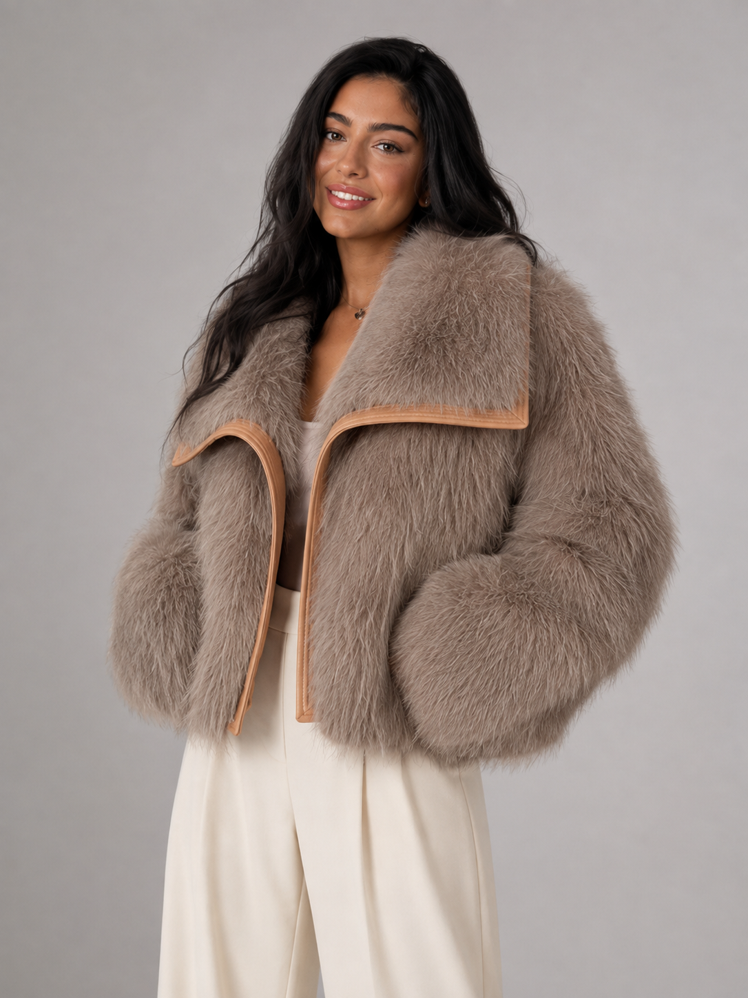 Kurzer Kunstpelzmantel für Damen | Winterjacke mit Kontrastbesatz