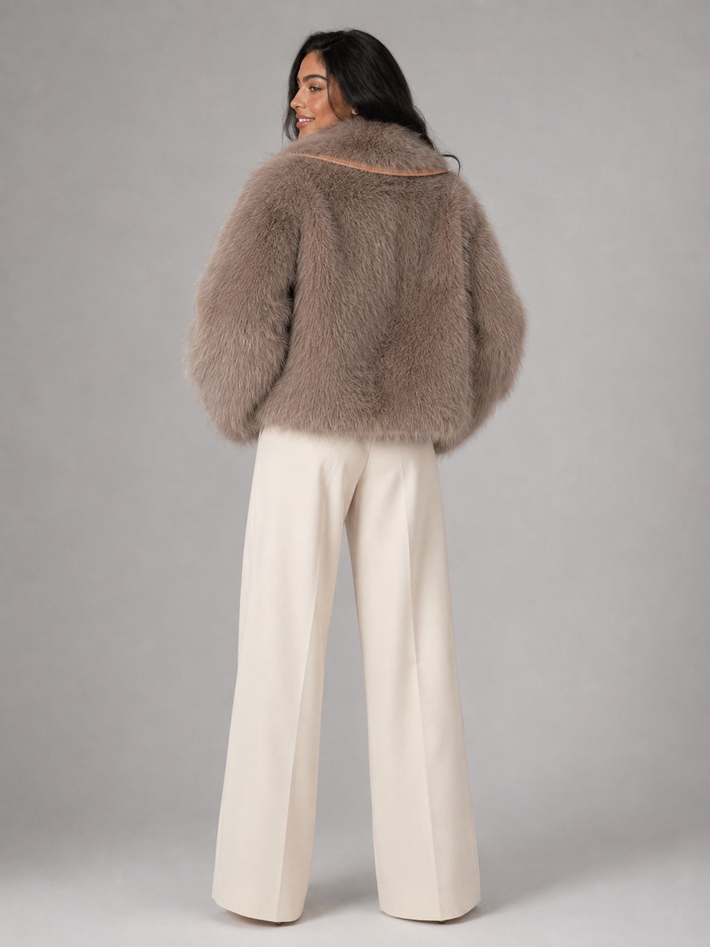Kurzer Kunstpelzmantel für Damen | Winterjacke mit Kontrastbesatz