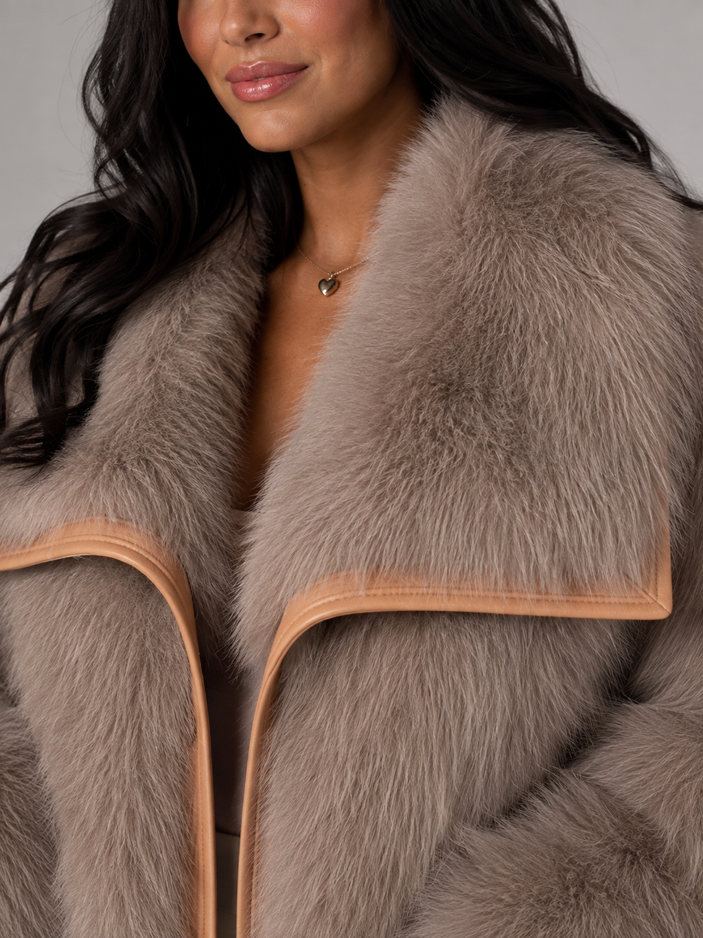Kurzer Kunstpelzmantel für Damen | Winterjacke mit Kontrastbesatz