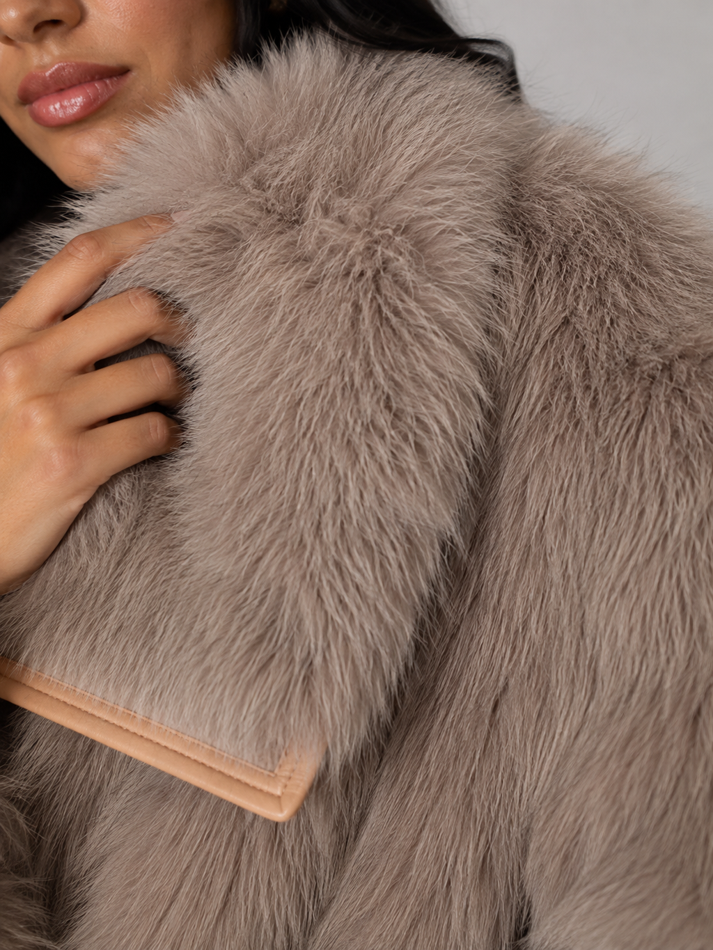 Kurzer Kunstpelzmantel für Damen | Winterjacke mit Kontrastbesatz