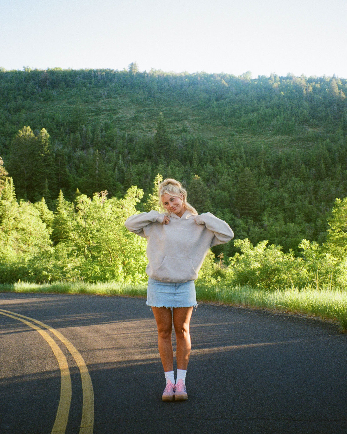 "Let's Go on a Drive" oversize’owa bluza z kapturem Lux w kolorze jasnoszarym