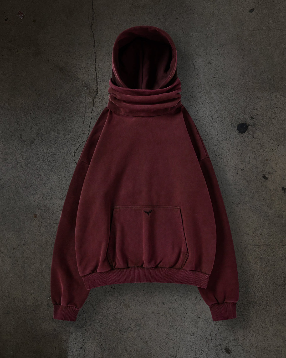SUDADERA CON CAPUCHA Y MÁSCARA (CARMESÍ)
