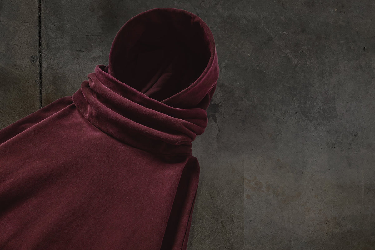 SUDADERA CON CAPUCHA Y MÁSCARA (CARMESÍ)