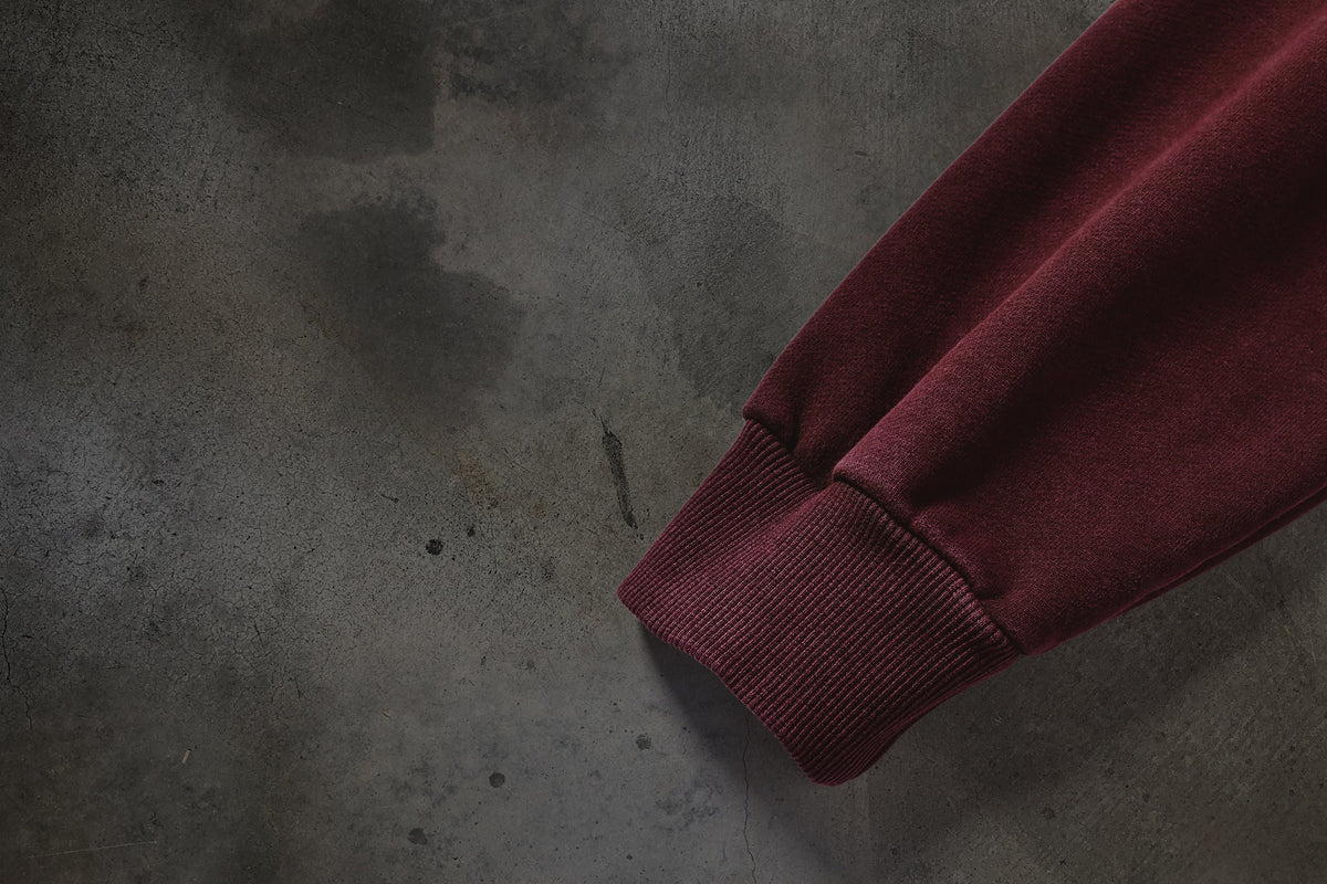 SUDADERA CON CAPUCHA Y MÁSCARA (CARMESÍ)