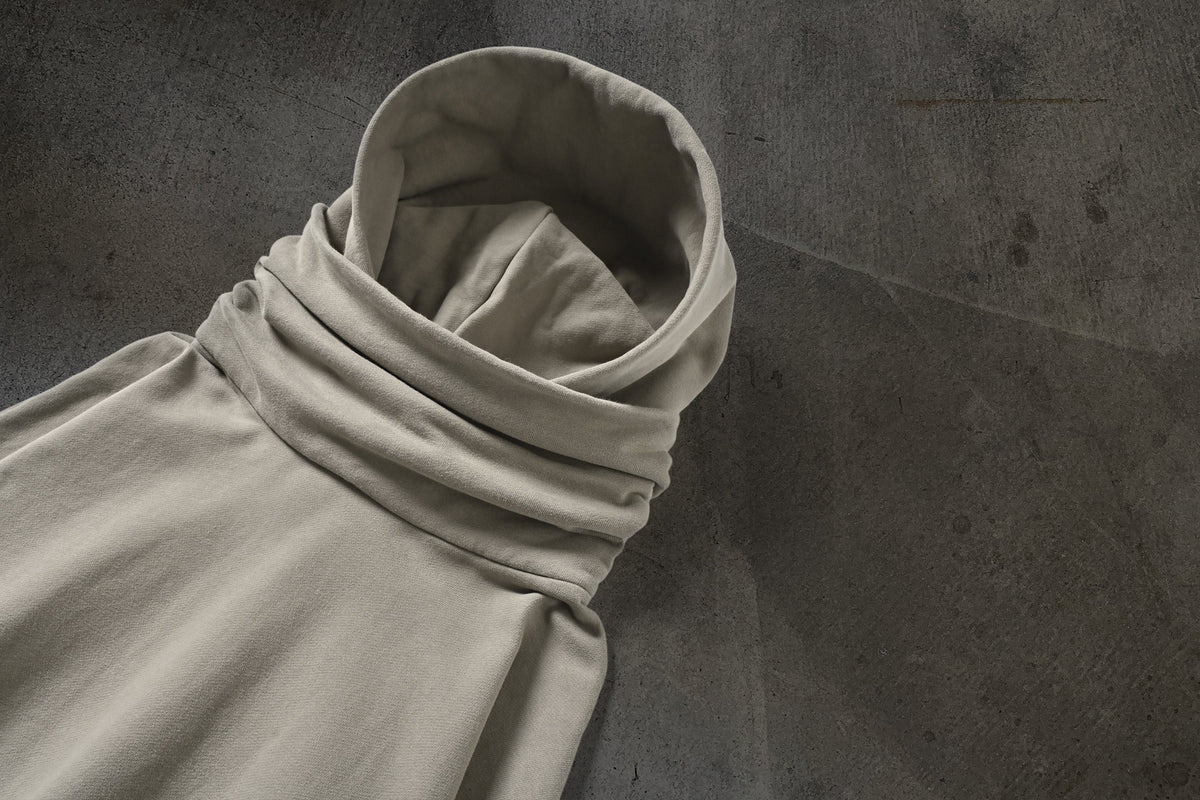 SUDADERA CON CAPUCHA Y MÁSCARA (ARENA)