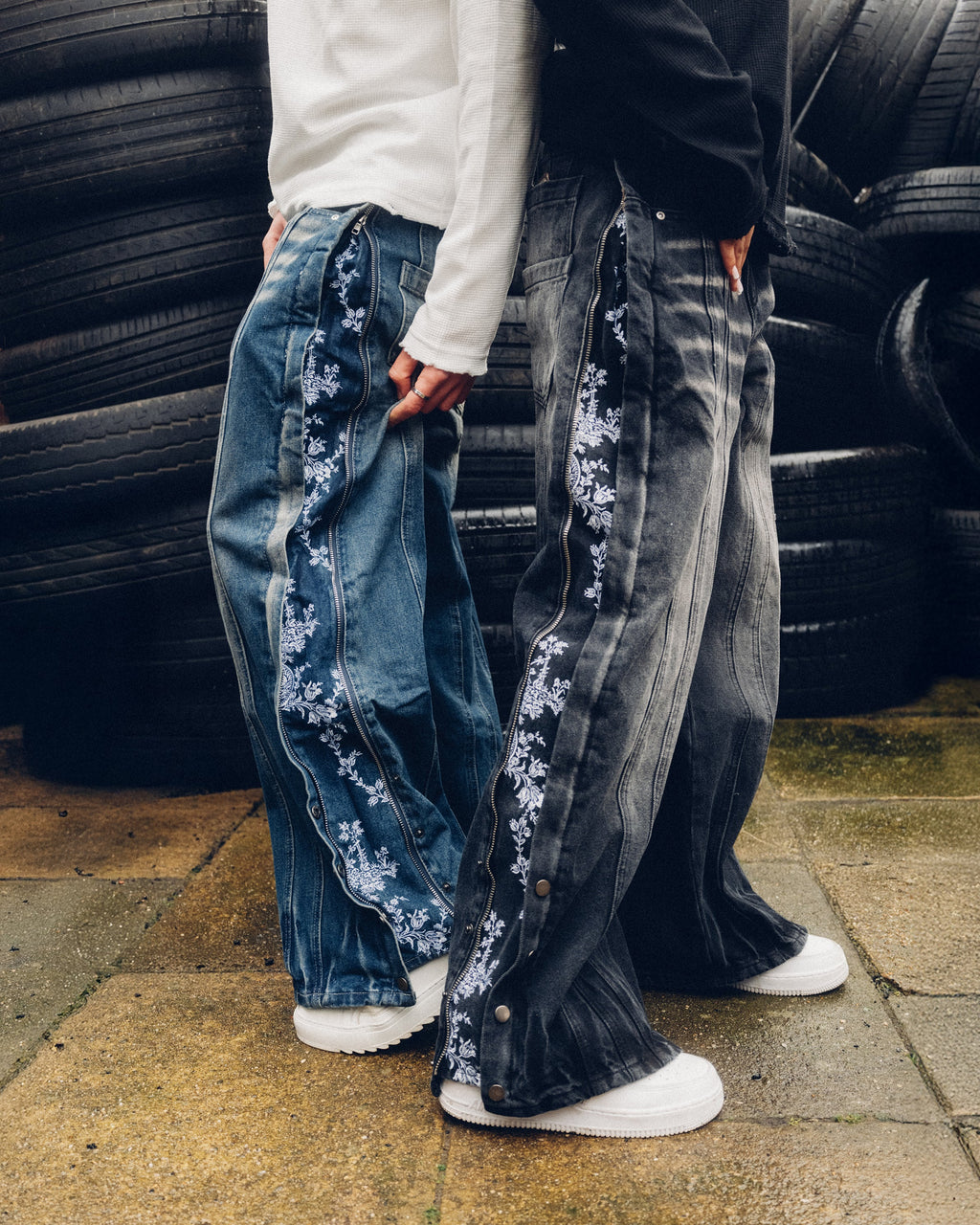 JEANS ZIPPÉS À MOTIF FLORAL NOIR DÉLAVÉ