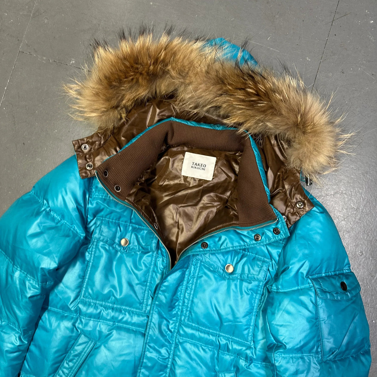Laatste maten: gewatteerde jas met bontcapuchon in blauw