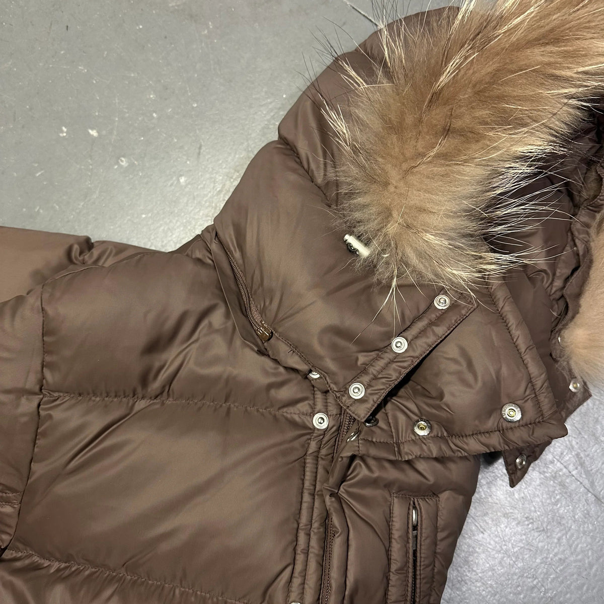 Dernières tailles : Doudoune à capuche en fourrure marron