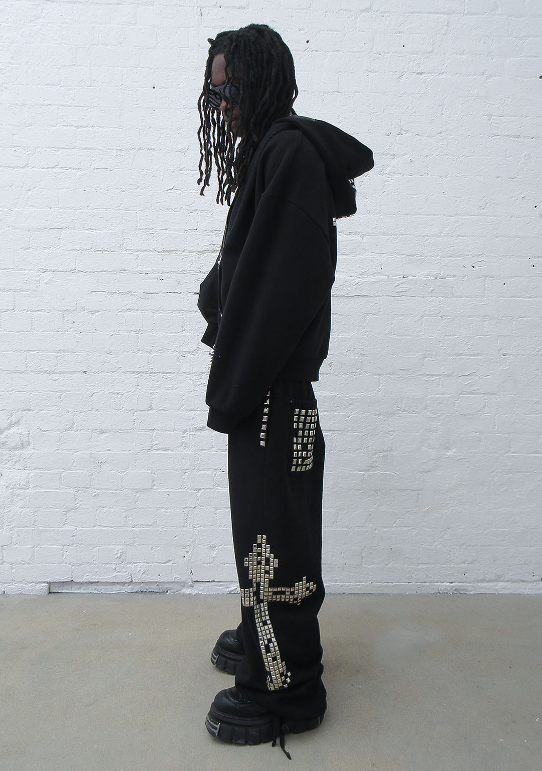FAITHFUL oversized joggingbroek met studs ZWART