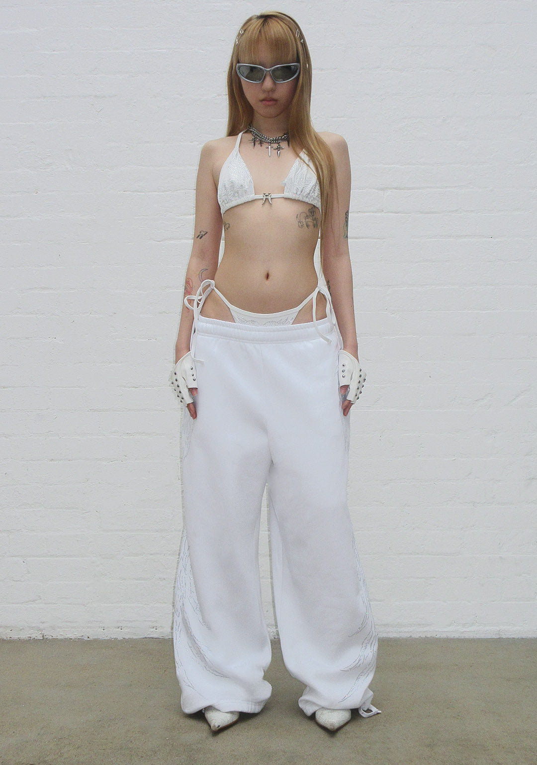 FALLEN RHINESTONE oversized joggingbroek WIT