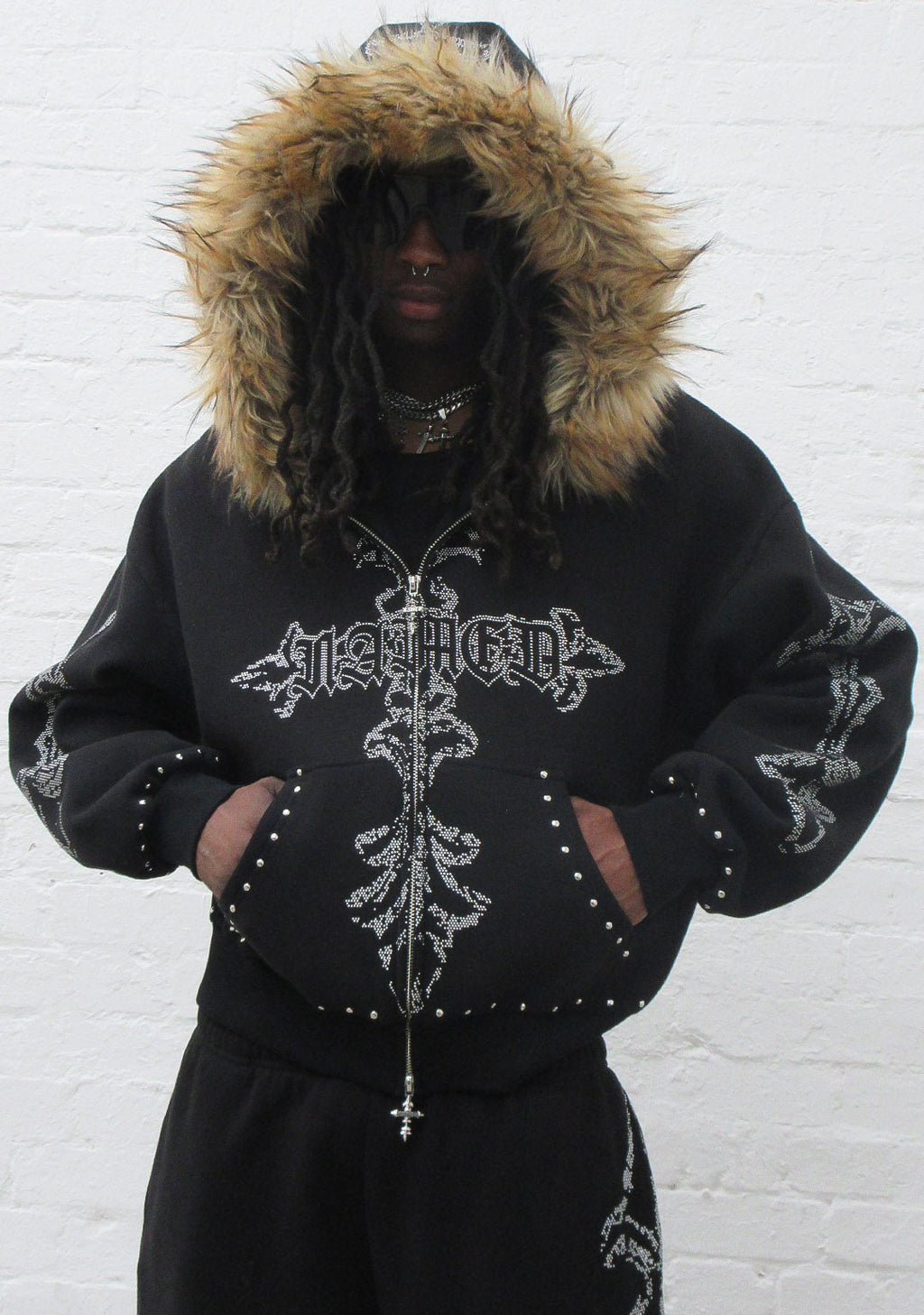 FERAL KUNSTFELL-HOODIE MIT NIETEN UND REISSVERSCHLUSS SCHWARZ (ABNEHMBARES FELL)