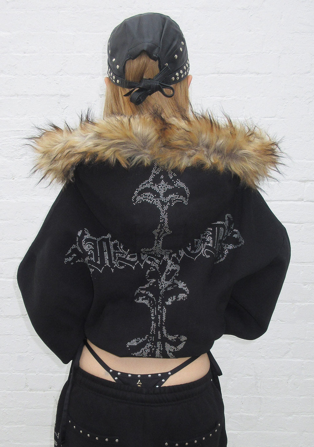 FERAL KUNSTFELL-HOODIE MIT NIETEN UND REISSVERSCHLUSS SCHWARZ (ABNEHMBARES FELL)