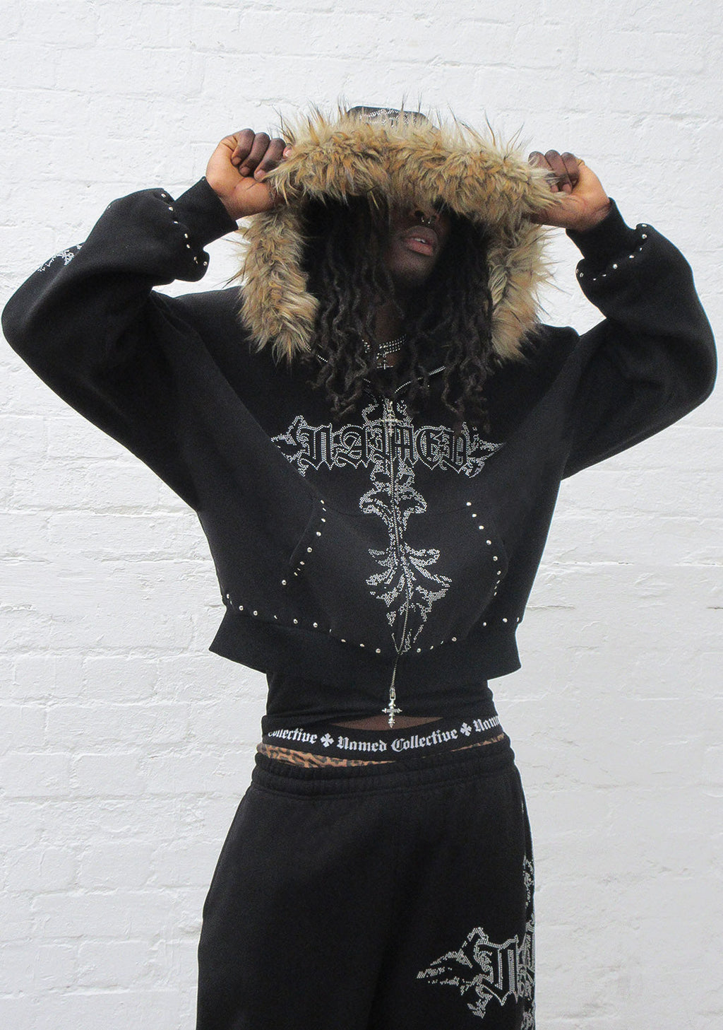 FERAL KUNSTFELL-HOODIE MIT NIETEN UND REISSVERSCHLUSS SCHWARZ (ABNEHMBARES FELL)