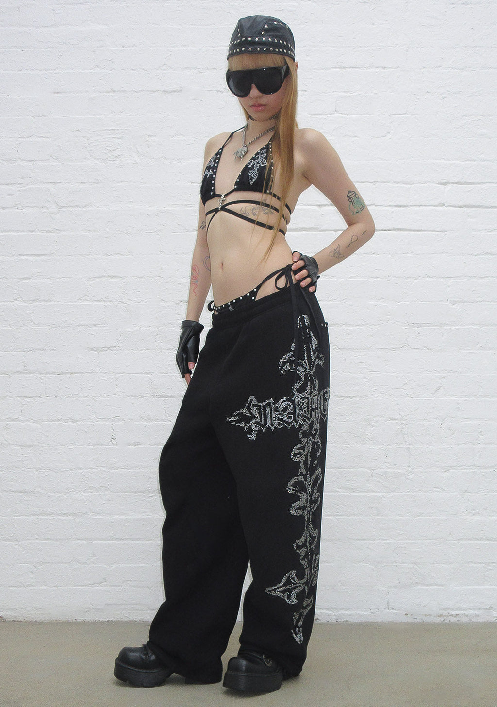 FERAL OVERSIZED-JOGGINGHOSE MIT NIETEN SCHWARZ