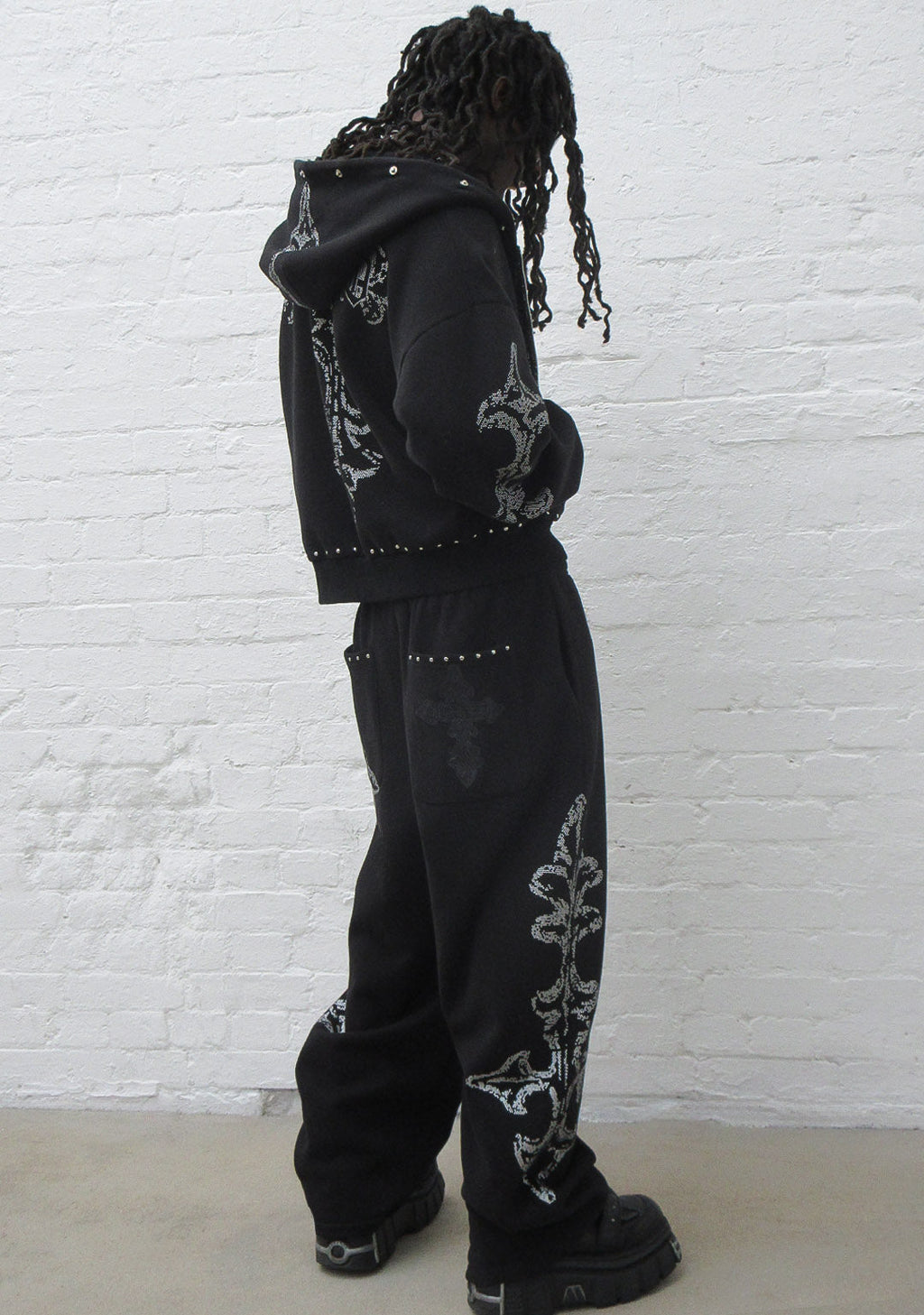 FERAL OVERSIZED-JOGGINGHOSE MIT NIETEN SCHWARZ