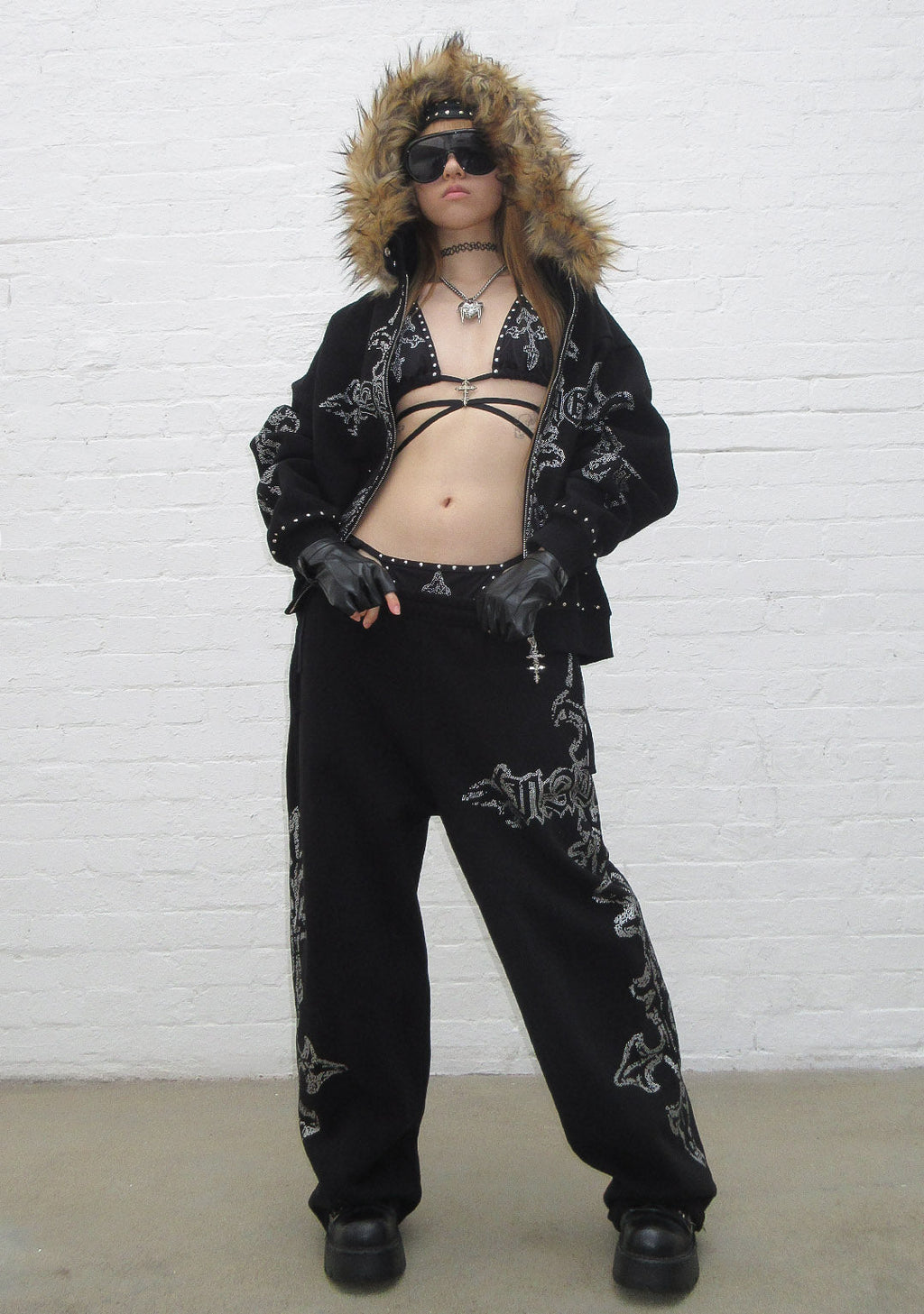 FERAL OVERSIZED-JOGGINGHOSE MIT NIETEN SCHWARZ