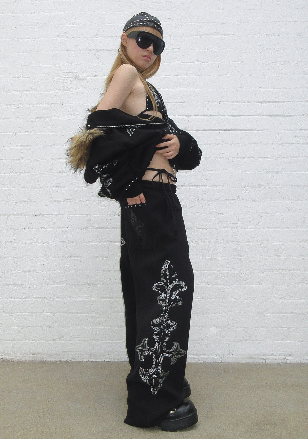 FERAL OVERSIZED-JOGGINGHOSE MIT NIETEN SCHWARZ